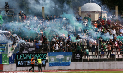 Λεβαδειακός-Βέροια: Χαμός μετά το γκολ των Βοιωτών – Εισβολή οπαδών και χτύπημα σε Πεταυράκη