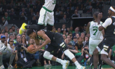 Σέλτικς-Μπακς: «Πάγωσαν» με τον Σμαρτ - Άσχημη πτώση στο παρκέ