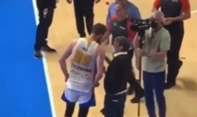 Απίθανα πράγματα! Παράγοντας έριξε κλωτσιά στον διαιτητή σε αγώνα μπάσκετ (video)