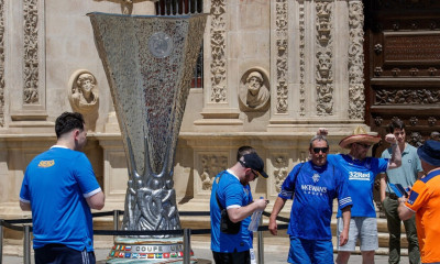 Τελικός Europa League: Χαμός στη Σεβίλλη από 150.000 οπαδούς των Ρέιντζερς κι Άιντραχτ Φρανκφούρτης