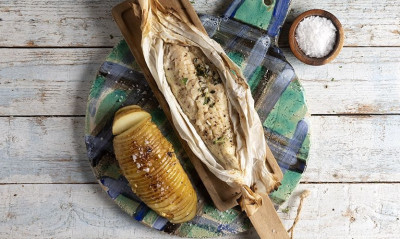 Άκης Πετρετζίκης: Φιλέτο μπακαλιάρου παπιγιότ με πατάτες ψητές