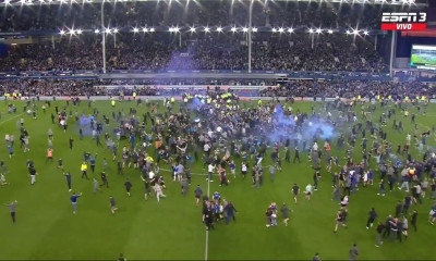 Χαμός μετά τη μυθική ανατροπή της Έβερτον - Οπαδοί μπούκαραν στο γήπεδο (videos)