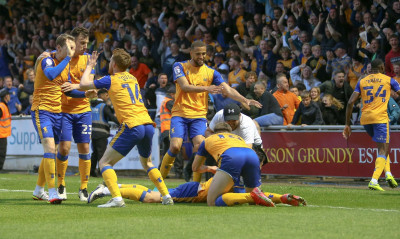 Σκηνικό χάους στην Αγγλία: Οπαδοί έριξαν φωτοβολίδες σε αντιπάλους και μπήκαν στο γήπεδο (video)