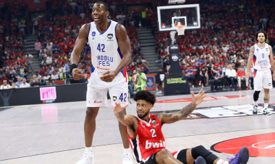 Ολυμπιακός-Αναντολού Εφές: Ειρωνική χειρονομία του Αγγελόπουλου στον Ντάνστον μετά την αποβολή του