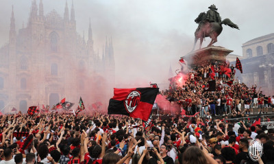 Serie A: Τρέλα στο Μιλάνο - Με πούρο ο Ζλάταν Ιμπραϊμοβιτς στην απονομή της Μίλαν! (videos)