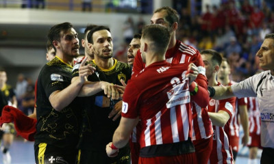 Ολυμπιακός-ΑΕΚ: Χαμός στο ντέρμπι του χάντμπολ - Επεισόδιο στο ημίχρονο του τελικού (pics+video)