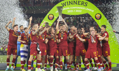 Τελικός Europa Conference League: Τραγούδησαν τον ύμνο με τον κόσμο οι παίκτες της Ρόμα (video)