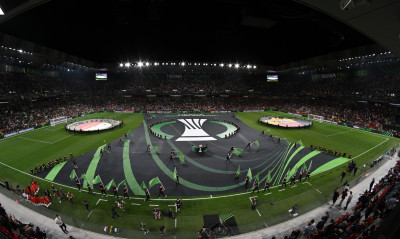 Ρόμα-Φέγενορντ: Απίστευτη αποθέωση στον διαιτητή - Σηκώθηκε πανό στις εξέδρες