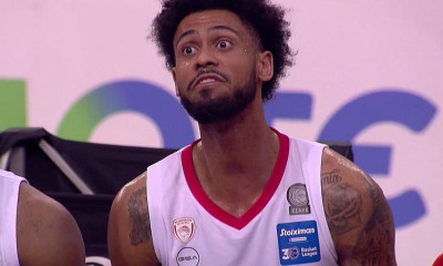 Ολυμπιακός-Περιστέρι: Επεισόδιο Μπαρτζώκα - Ντόρσεϊ - Έντονος διάλογος στον πάγκο (video)