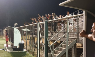 Εικόνες ντροπής σε ντέρμπι ανόδου: Οπαδοί την έπεσαν σε παίκτη στην εξέδρα (video)