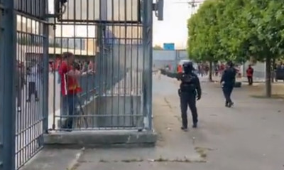 Τελικός Champions League: Ψέκασε με σπρέι πιπεριού οπαδούς της Λίβερπουλ η αστυνομία (videos)