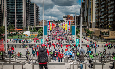 Γεμίζουν το Wembley οι οπαδοί της Νότιγχαμ - Η απόβαση για τον τελικό των 200 εκατ. ευρώ (video)