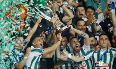 Παναθηναϊκός: Η κούπα του Κυπέλλου στα χέρια των φιλάθλων του