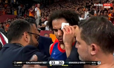 Γαλατασαράι-Αναντολού Εφές: Αποχώρησε ματωμένος ο Λάρκιν έπειτα από αγκωνιά! (video)