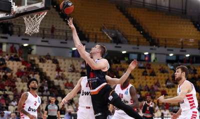 Ολυμπιακός-Προμηθέας: Πανηγύρισε και αποδοκιμάστηκε έντονα ο Αγραβάνης στο ΣΕΦ