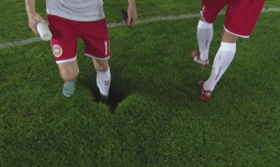 Nations League: Απίστευτο σκηνικό στο Αυστρία-Δανία - Τεράστια τρύπα στον αγωνιστικό χώρο (video)