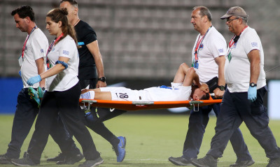 Ελλάδα-Κύπρος: Πάγωσαν στην Εθνική με Λημνιό, έφυγε με ασθενοφόρο - Συγκλονιστικές εικόνες (vids)