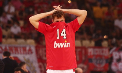 Πολεμικό σκηνικό πριν το τζάμπολ στον πρώτο τελικό - Οι άγριες συμπλοκές στο ΣΕΦ (video)