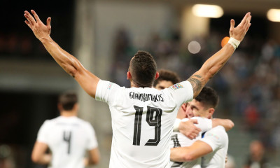 Ελλάδα-Κόσοβο: Ένταση στην εξέδρα και καπνογόνα μετά το γκολ του Γιακουκάκη (video)