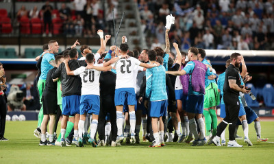 Ελλάδα-Κόσοβο 2-0: Μία οικογένεια - Σαν μικρά παιδιά πανηγύρισαν με τον κόσμο οι διεθνείς! (vids)