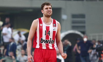 Βεζένκοφ: «Η δίψα υπάρχει από την αρχή, δεν διεκδικούσαμε τίτλο για 2,5 χρόνια»