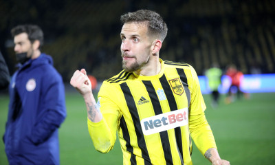 «Σφάζονται» στα πόδια του Λούκας Σάσα!