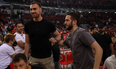 Ολυμπιακός-Παναθηναϊκός ΟΠΑΠ: Στο ΣΕΦ ο Μιλουτίνοφ - Αγκαλιά με τον Φορτούνη (video+photos)