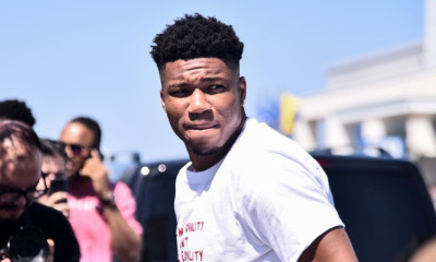 Χιλιάδες κόσμος στο «Ελ. Βενιζέλος» για τους Αντετοκούνμπο! Αποθεώθηκε ο «MVP» Γιάννης (photos)