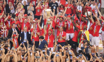 Ολυμπιακός: Συγκίνηση για την αποχώρηση του Γιώργου Πρίντεζη στην απονομή του τίτλου (photos+video)