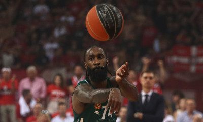 Το έκαναν κι αυτό οι διαιτητές! Χάρισαν 2 πόντους στον Ολυμπιακό σε φάση που μάτωσε ο Σαντ Ρος (vid)