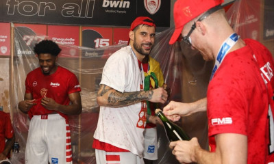 Ολυμπιακός: Η αποθέωση του Γιώργου Πρίντεζη στα «ερυθρόλευκα» αποδύτηρια (video)