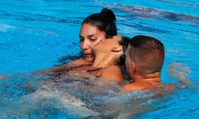 Συγκλονιστικές στιγμές στη Βουδαπέστη: Αθλήτρια έχασε τις αισθήσεις στην πισίνα (video)