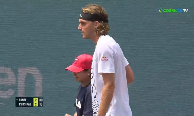 Τσιτσιπάς: Ball girl έβαλε τα κλάματα και ο Στέφανος την παρηγόρησε - Λιποθυμία στις εξέδρες (video)