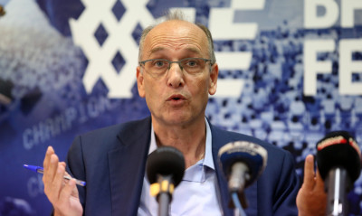 Κι άλλος πίνει... καφεδάκι!