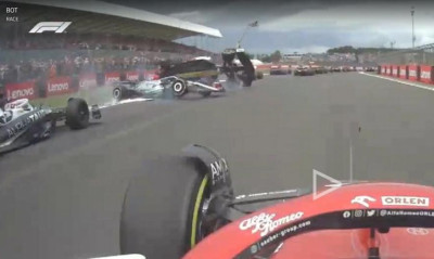 «Πάγωσαν» άπαντες στο Σίλβερστον - Τρομακτικό ατύχημα στο ξεκίνημα του Grand Prix