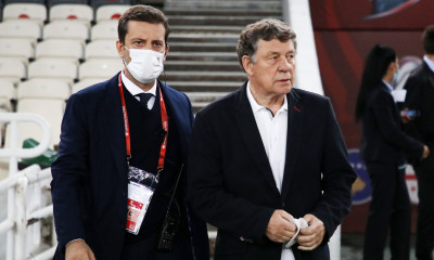 Euro 2004: Ο Ρεχάγκελ τραγουδά «χρόνια πολλά» στην Ελλάδα αγκαλιά με Φύσσα και Καραγκούνη (video)