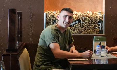 Φορτούνα Σιτάρντ: Ανακοίνωσε Σουρλή με επικό βίντεο ως σερβιτόρο