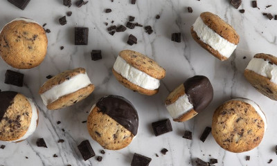 Άκης Πετρετζίκης: Παγωτό σάντουιτς με σπιτικά μπισκότα