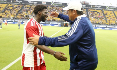 Άρης-Ολυμπιακός: Χειροκροτήθηκε ο Καμαρά στο «Βικελίδης» - Θερμό τετ α τετ με Μπούργος (photos)