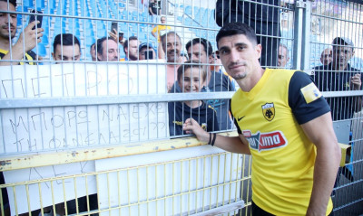 ΑΕΚ-Γκενκ: Πιτσιρικάς ζήτησε τη φανέλα του Μάνταλου με πλακάτ κι ο αρχηγός δεν χάλασε χατίρι! (pics)