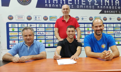 Πανελευσινιακός: Ανανέωσε ο Καράμπελας