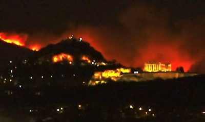 Συγκλονιστική φωτογραφία: Ο Παρθενώνας με φόντο την πύρινη κόλαση της Πεντέλης