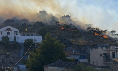Φωτιά στη Σαλαμίνα: Δίπλα στην πόλη το τριπλό πύρινο μέτωπο - Μήνυμα του 112 για εκκένωση