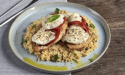 Άκης Πετρετζίκης: Καλοκαιρινό κοτόπουλο με βασιλικό και μοτσαρέλα