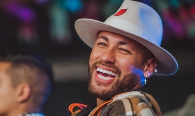 Μπελάδες για τον δεσμευμένο Νεϊμάρ:  Μοντέλο έβγαλε στη φόρα μηνύματα που της έστελνε