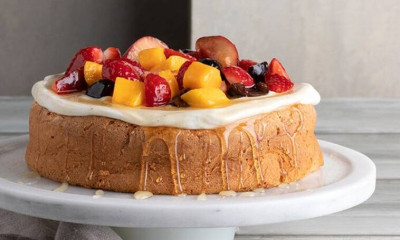 Άκης Πετρετζίκης: Κέικ με μαρέγκα και κρέμα γιαουρτιού