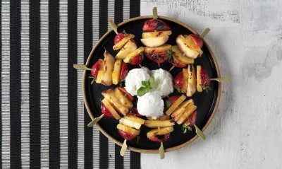 Άκης Πετρετζίκης: Φρουτοξυλάκια με σπιτικό παγωτό βανίλια