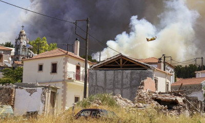 Live Blog: Εκκενώθηκαν Βρίσα και Σταυρός στη Μυτιλήνη - Αγωνία για το παρθένο δάσος της Δαδιάς