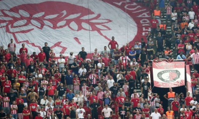 Αγριεμένοι στον Ρέντη οπαδοί του Ολυμπιακού - Στο στόχαστρο ο Μαρτίνς, «σήκω και φύγε...»