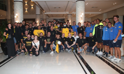 ΑΕΚ: Τρέλα και στο ξενοδοχείο της ομάδας – Πλακέτα για Μελισσανίδη